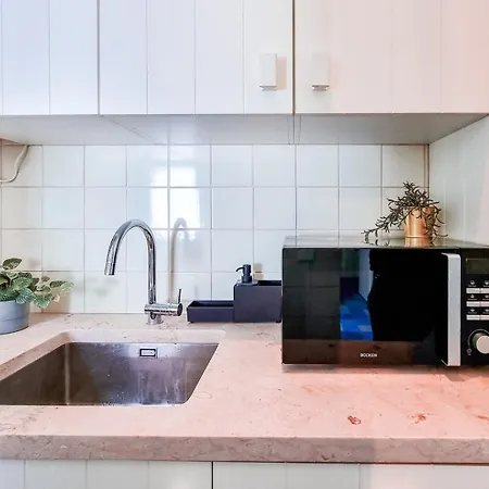 W. Lots Of In A Beautiful Terrace Apartment