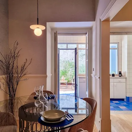 W. Lots Of In A Beautiful Terrace Apartment
